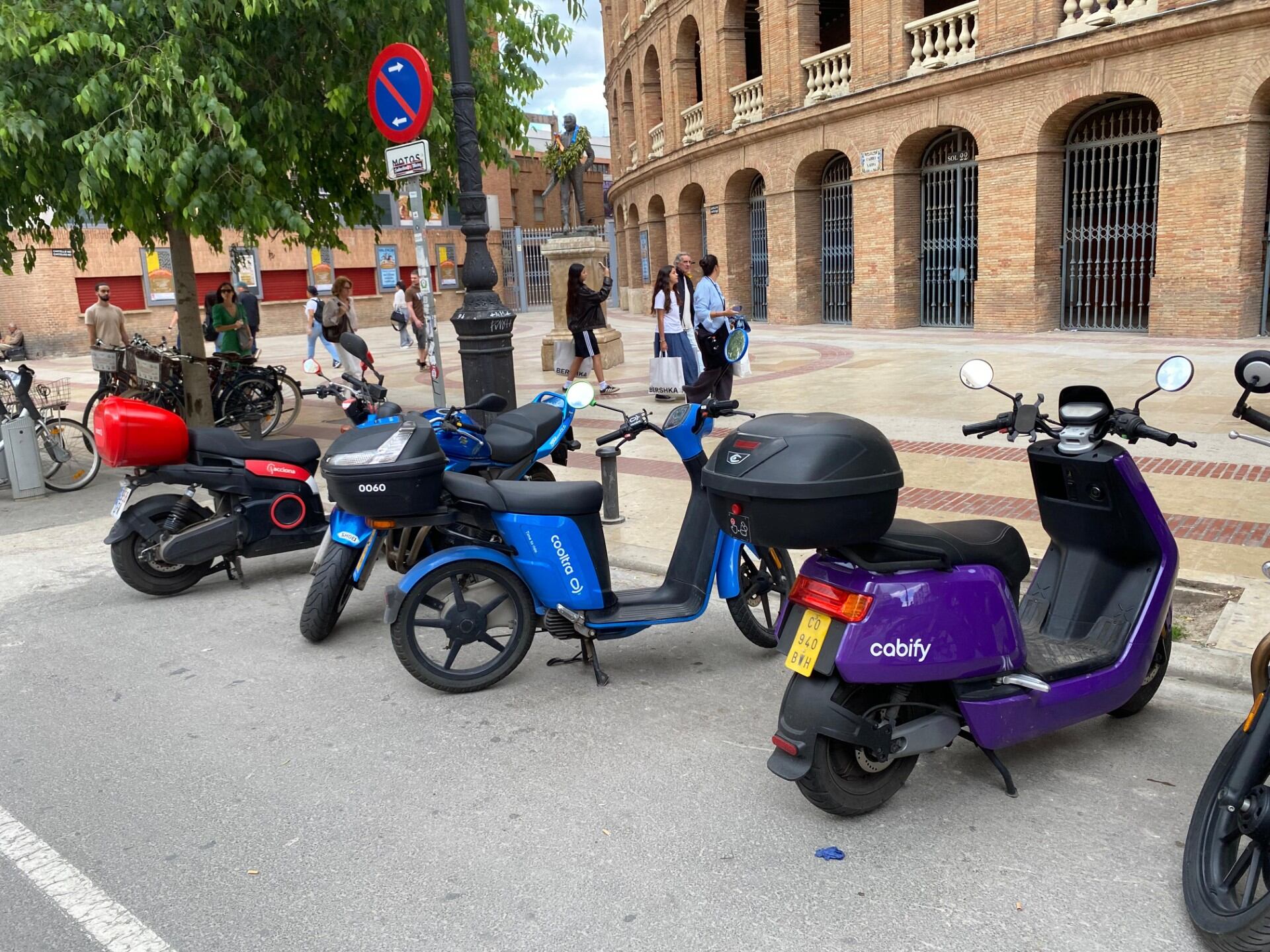 Motos de alquiler mal aparcadas en el centro de València