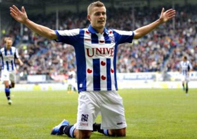 Finnbogason celebra un gol con su anterior club, el Herenveren.