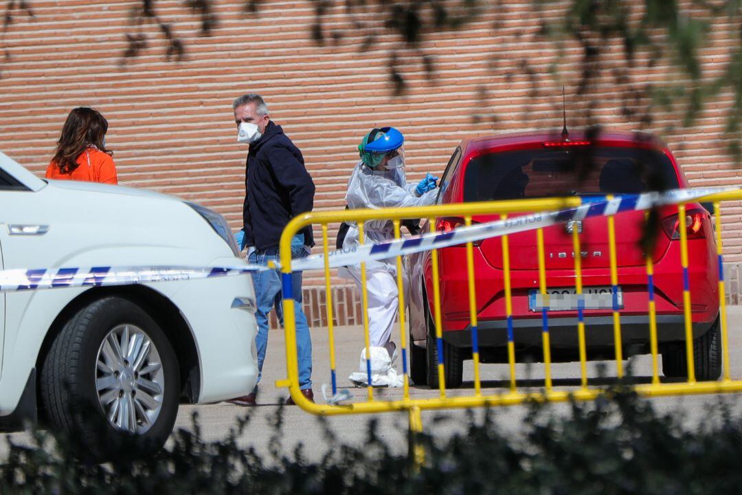 Sanitarios se preparan para administrar los tests rápidos de coronavirus.