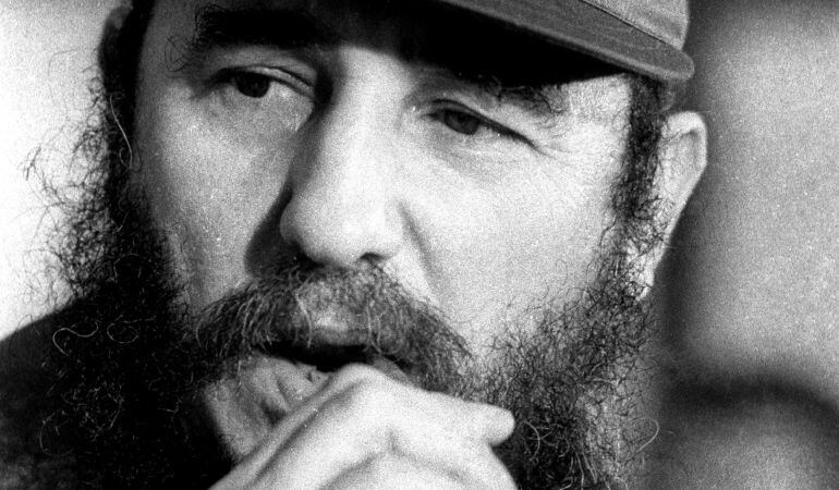 Fidel Castro fuma un habano durante una reunión de la Asamblea Nacional de Cuba el 2 de diciembre de 1976.