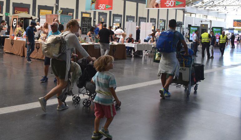 Viajeros en la estación ADIF de Alicante este verano, se encaminan hacia el AVE.