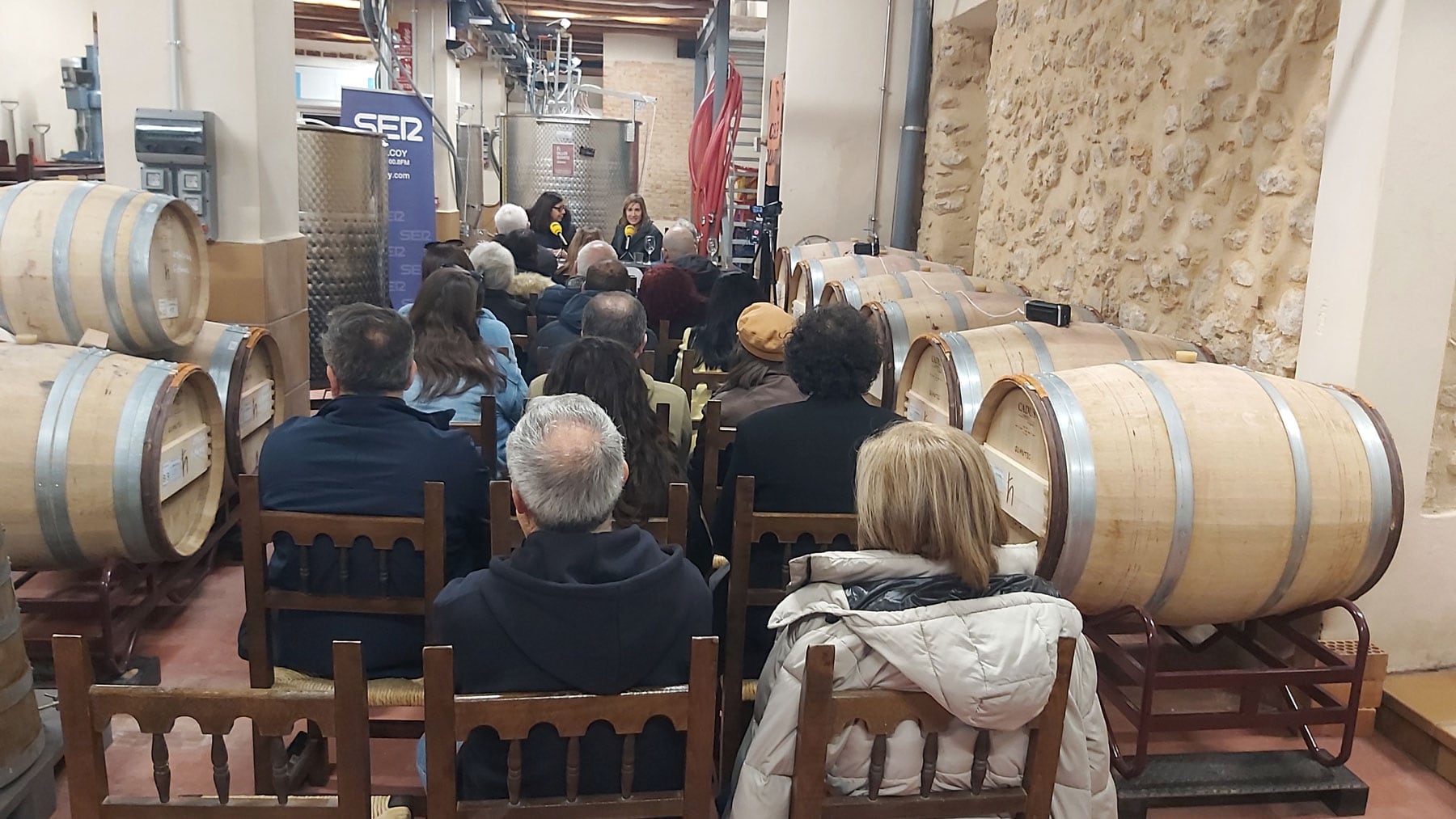 La presentació de &#039;Vi i veritat&#039; ha estat rodejada de tonells de vi en la bodega del Celler Quàntic