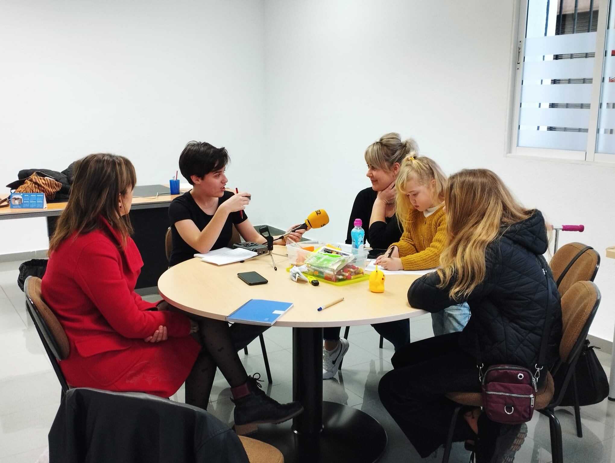 Lilia, junto a sus hijas, Sofía y Diana y su técnico de ACCEM en una entrevista con Radio Murcia