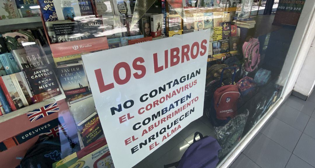 Cristalera de una librería, foto de archivo