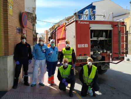 Miembros de la UME con sanitarios del Centro de Salud de Jódar