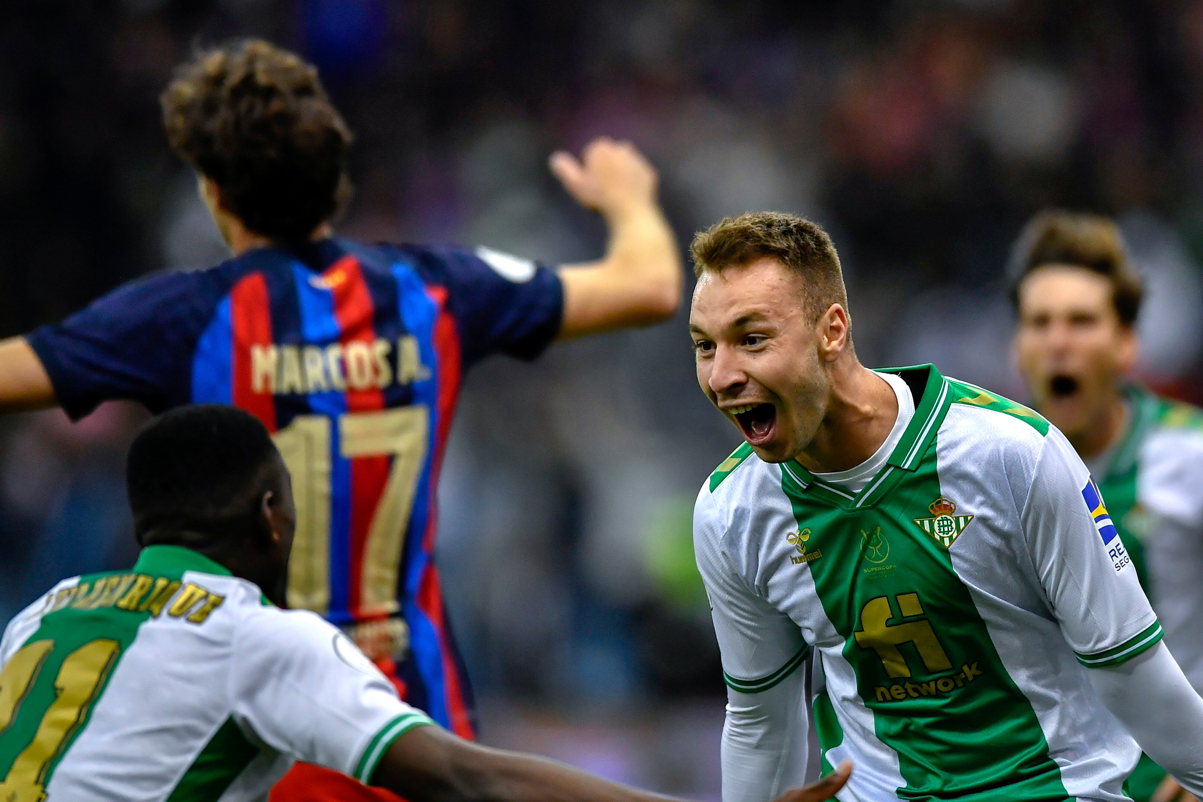 Riyadh (Saudi Arabia), 12/01/2023.- Real Betis player Loren Moron (R) celebrates with teammates after scoring the 2-2 goal during Spanish Super Cup semi final match between Real Betis and Barcelona, in Riyadh, Saudi Arabia, 12 January 2023. (Arabia Saudita) EFE/EPA/STR