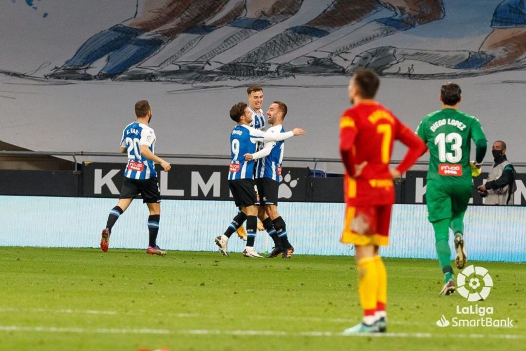 Los jugadores del Espanyol felicitan a Darder por el segundo gol