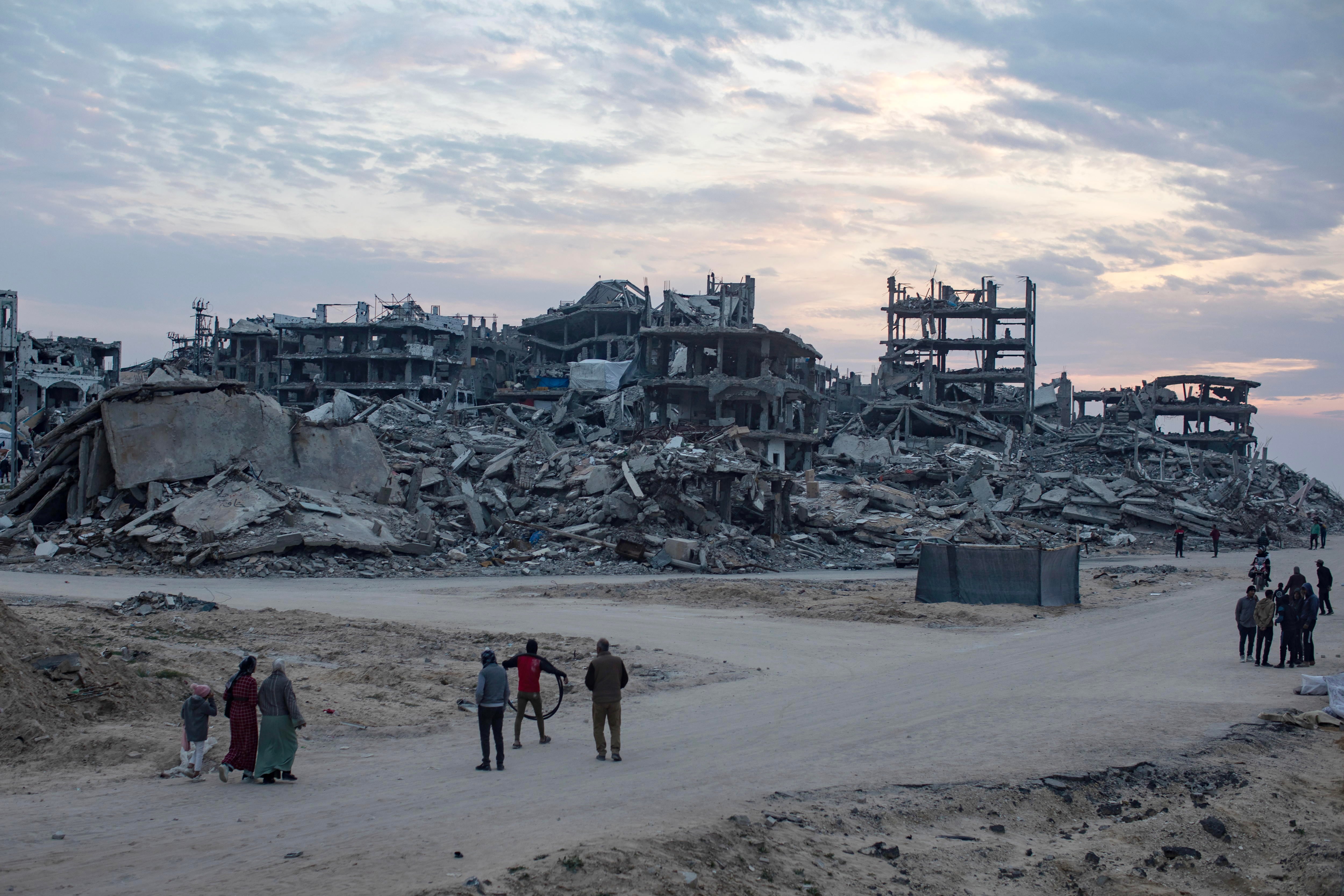 Los palestinos regresan al norte de Gaza.  EFE/EPA/HAITHAM IMAD