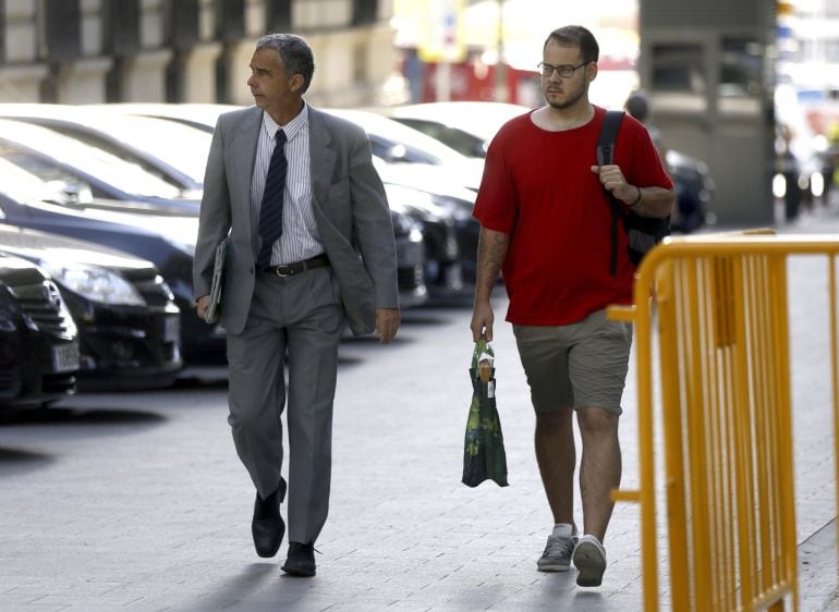 El rapero Pablo Rivadulla, más conocido como Pablo Hasel, a su llegada hoy a la Audiencia junto a su abogado, donde ha sido llamado a declarar como investigado por el juez José de la Mata, por 15 tuits que podrían ser consecutivos de delitos de enaltecimi