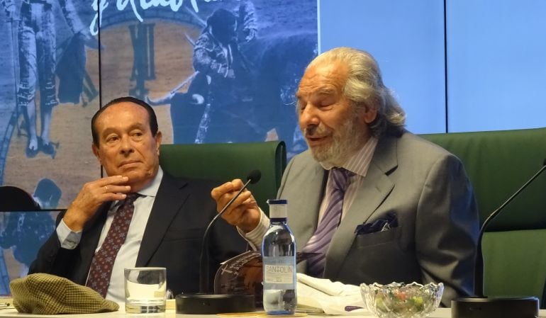 Curro Romero, a la izquierda de la imagen, junto a Rafael de Paula en una de sus últimas comparencias públicas