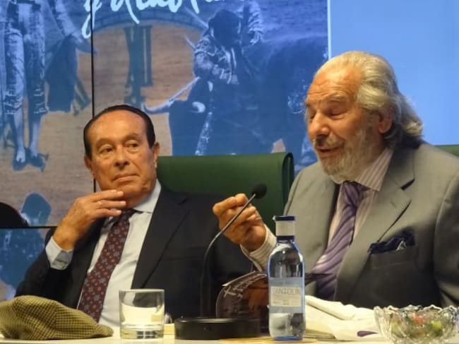 Curro Romero, a la izquierda de la imagen, junto a Rafael de Paula en una de sus últimas comparencias públicas