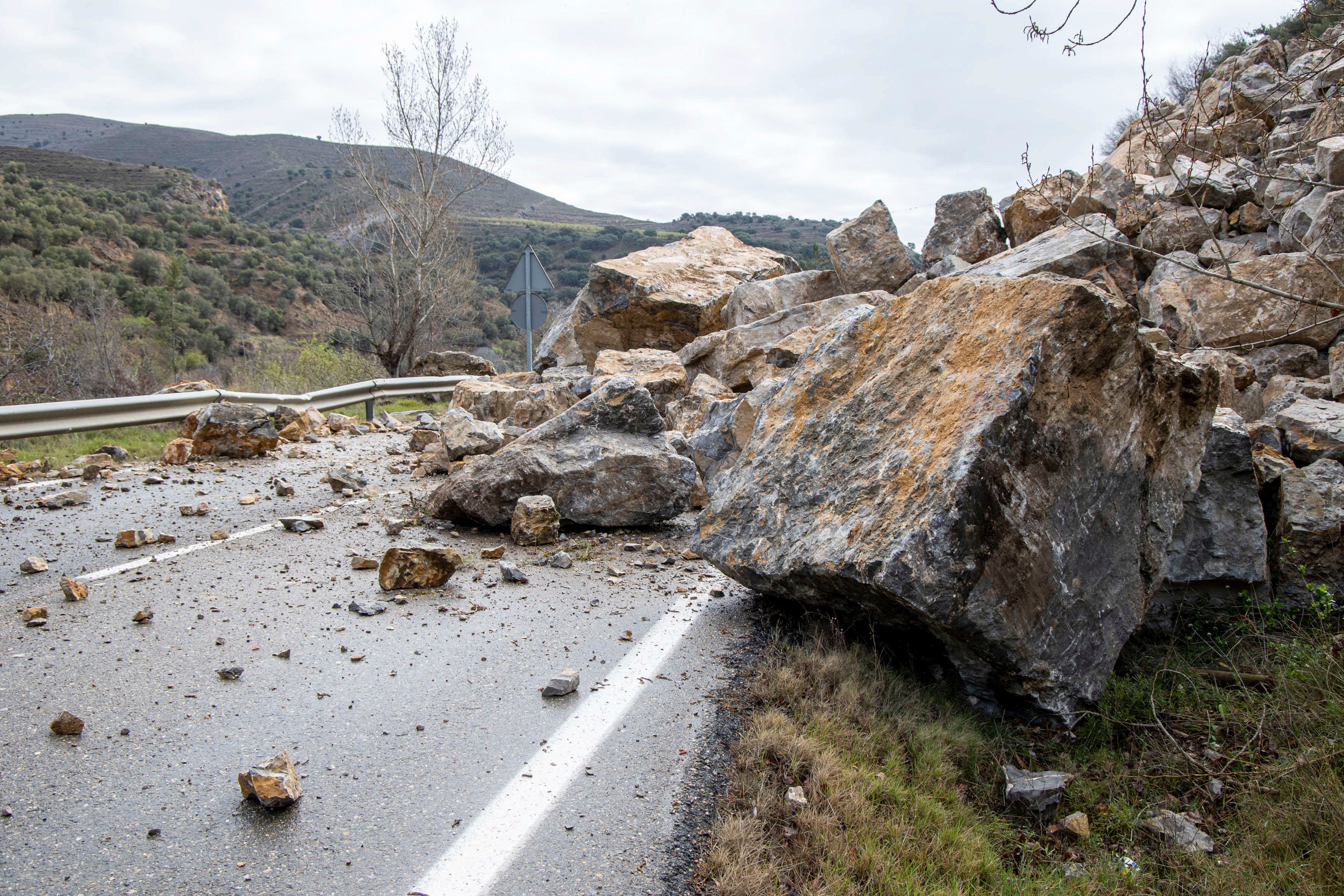 ARNEDILLO (LA RIOJA), 26/03/2025.- Imagen del desprendimiento de rocas sobre la calzada de la LR-115 en el municipio riojano de Arnedillo este martes. Un equipo de técnicos apoyados por drones supervisan la zona alta de la ladera desde la que se desprendieron este martes grandes rocas a la calzada de la LR-115, que mantendrá incomunicado durante varios días el municipio de Arnedillo por la zona del valle del Cidacos. EFE/ Raquel Manzanares
