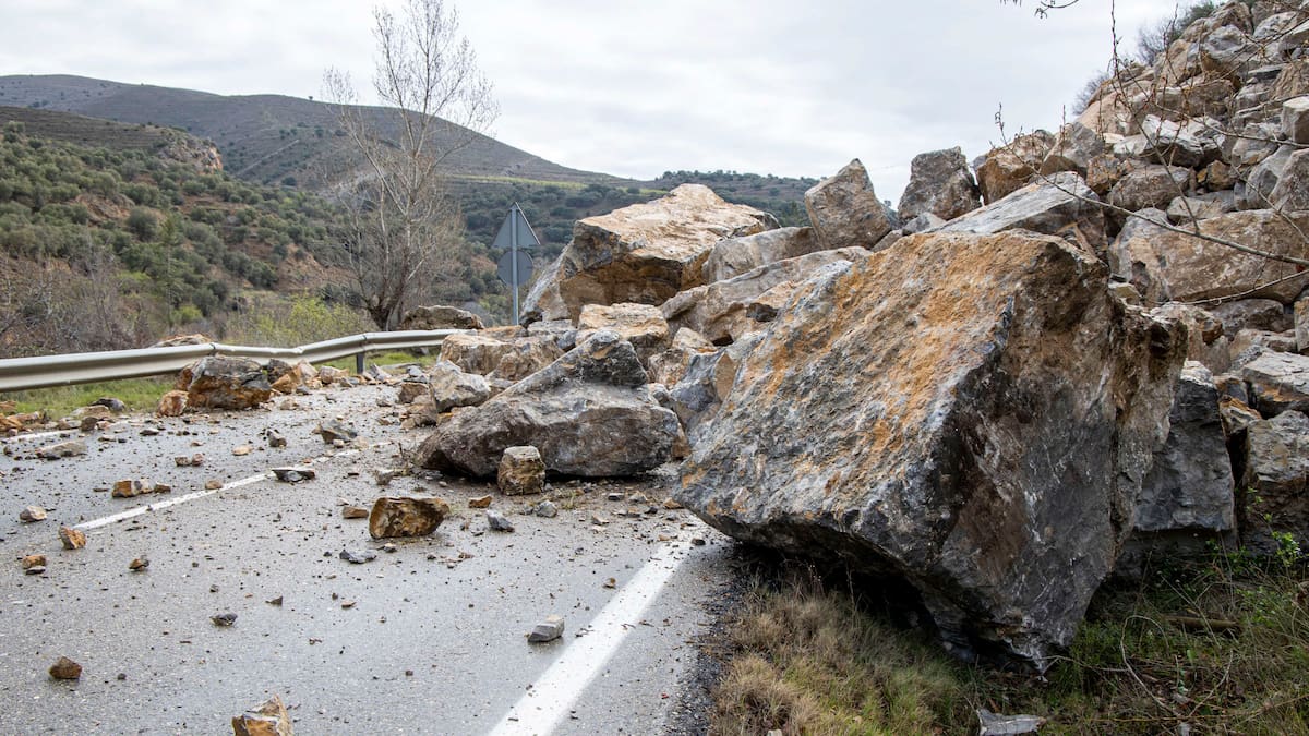 El economista Niño Becerra lee entre líneas y lo que concluye para el futuro inmediato de España no es bueno: "Las carreteras pueden caerse a trozos"