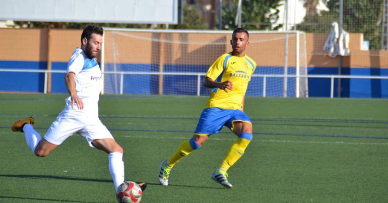 Varios jugadorees disputando un partido en el campo del C. D. Dénia