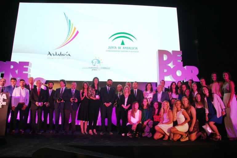 Foto de familia de los premiados durante la gala