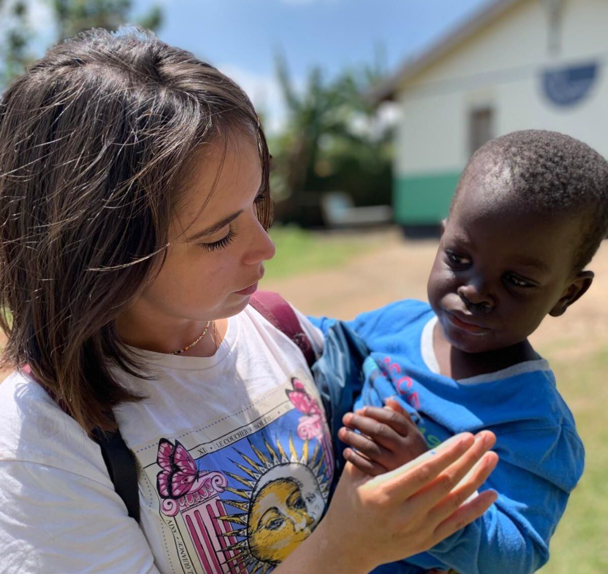 Cristina junto a uno de los niños del orfanato