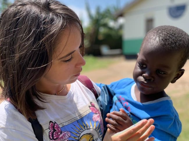 Cristina junto a uno de los niños del orfanato