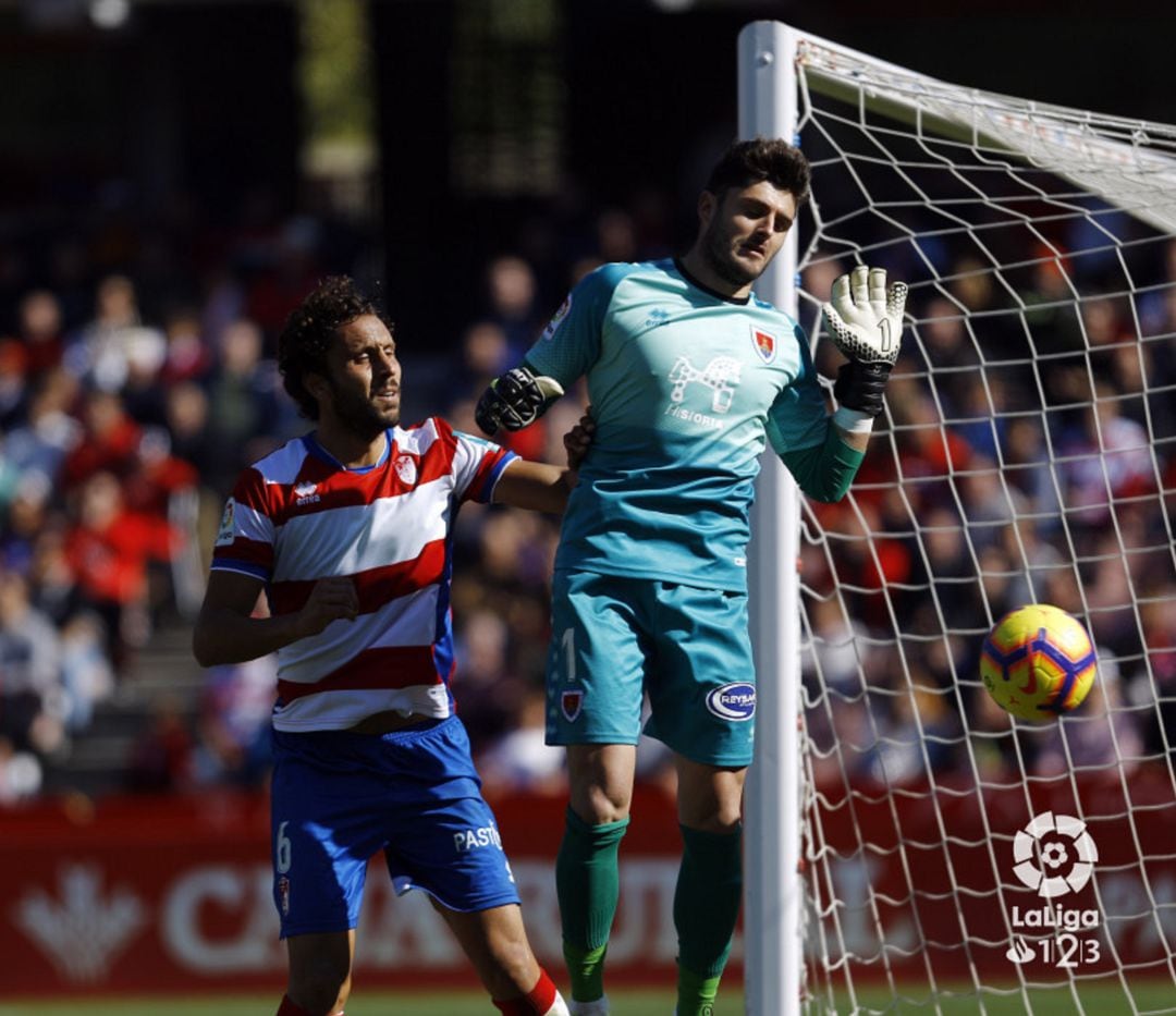 Juan Carlos, ante el defensa nazarí Germán, en el partido contra el Granada.