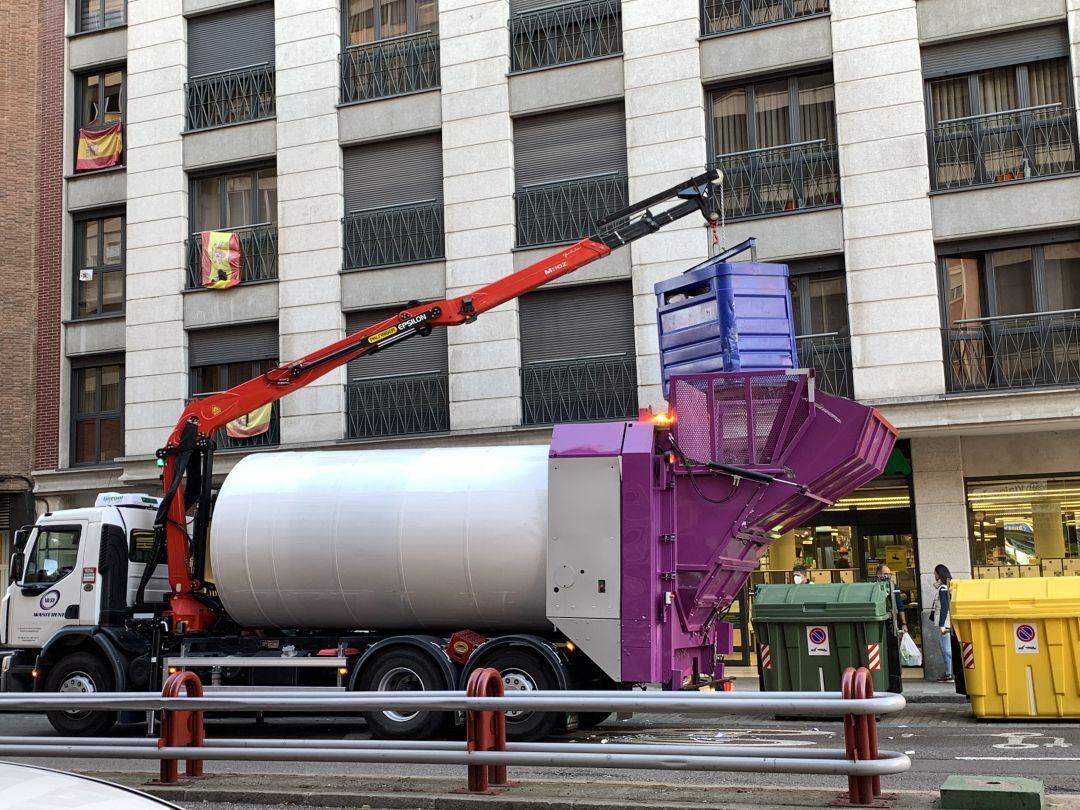 Recogida de un contenedor de papel y acrtón en la ciudad