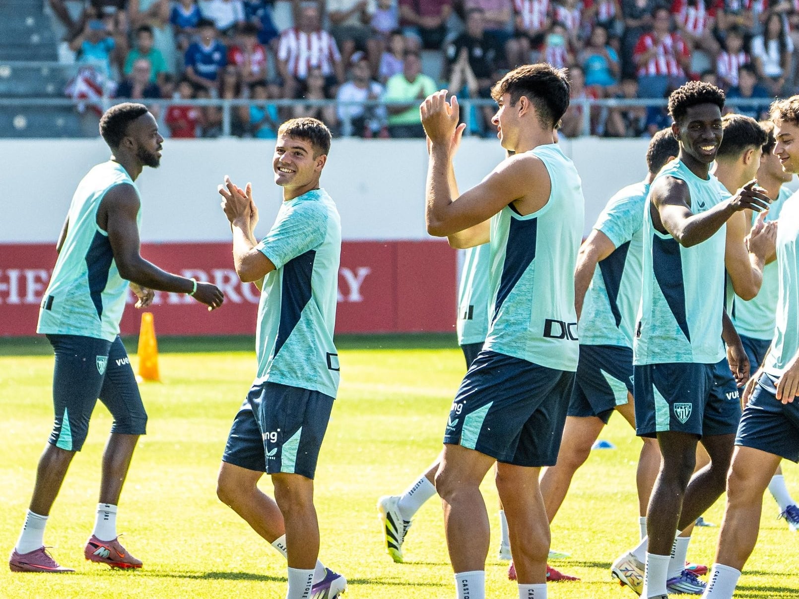 Los jugadores del Athletic Club, durante el entrenamiento a puerta abierta de este jueves