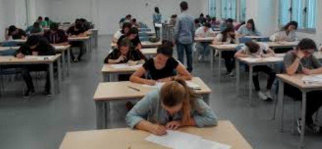 Estudiantes se examinan de la Evau en la UCA