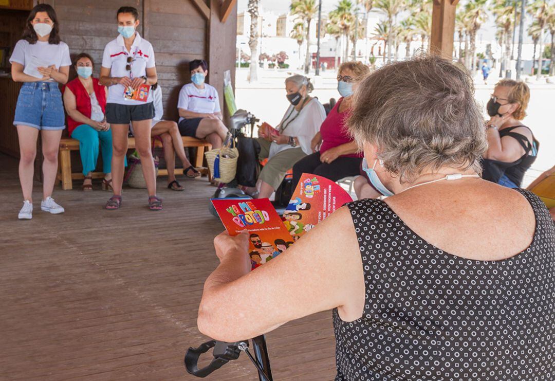 Actividad con personas mayores de Cruz Roja