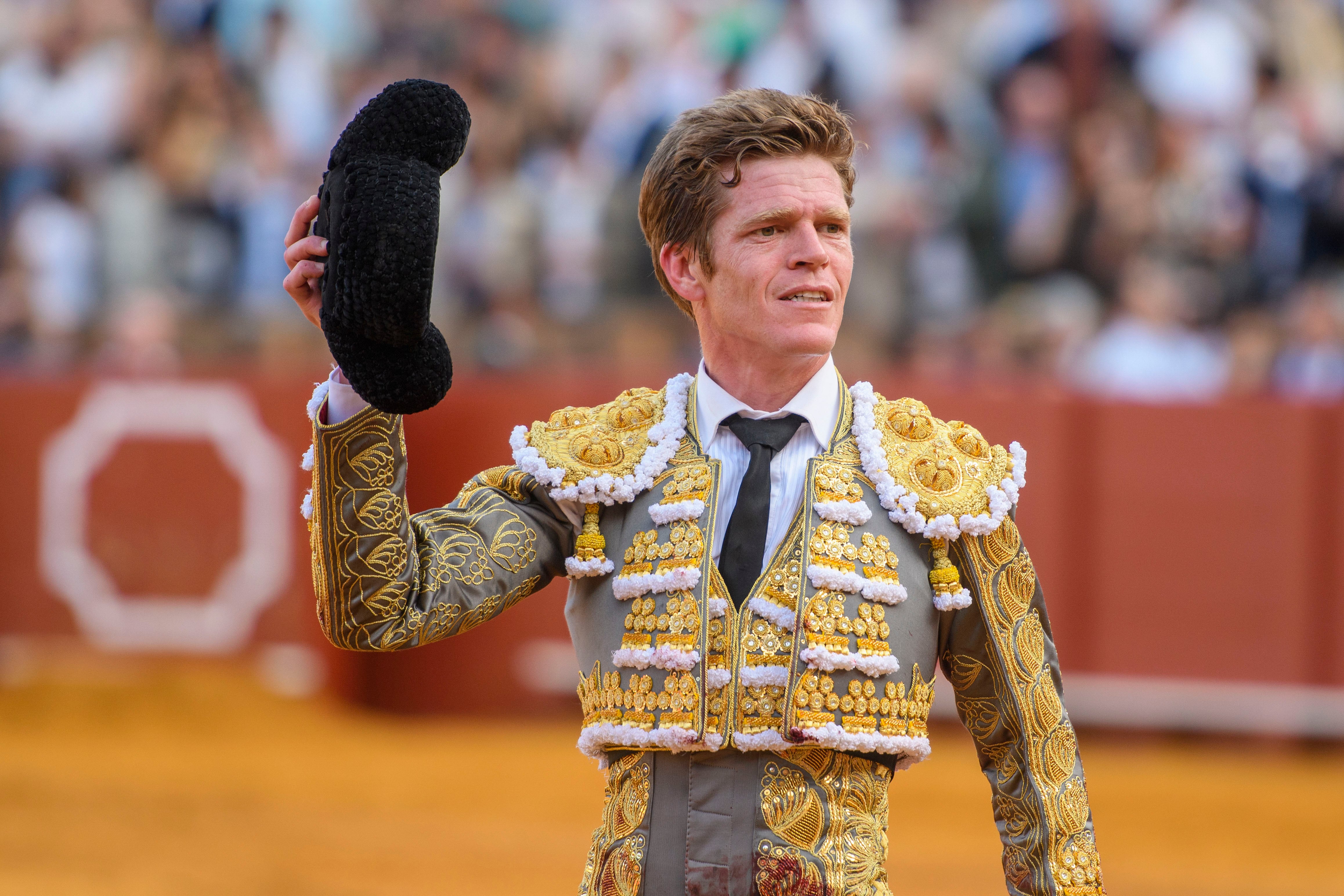 SEVILLA. 18/04/2026. - El diestro Borja Jiménez da la vuelta al ruedo con su primer toro en la corrida de octava de abono, en un mano a mano que se ha celebrado en la Plaza de Toros de La Maestranza de Sevilla. EFE/ Raúl Caro.