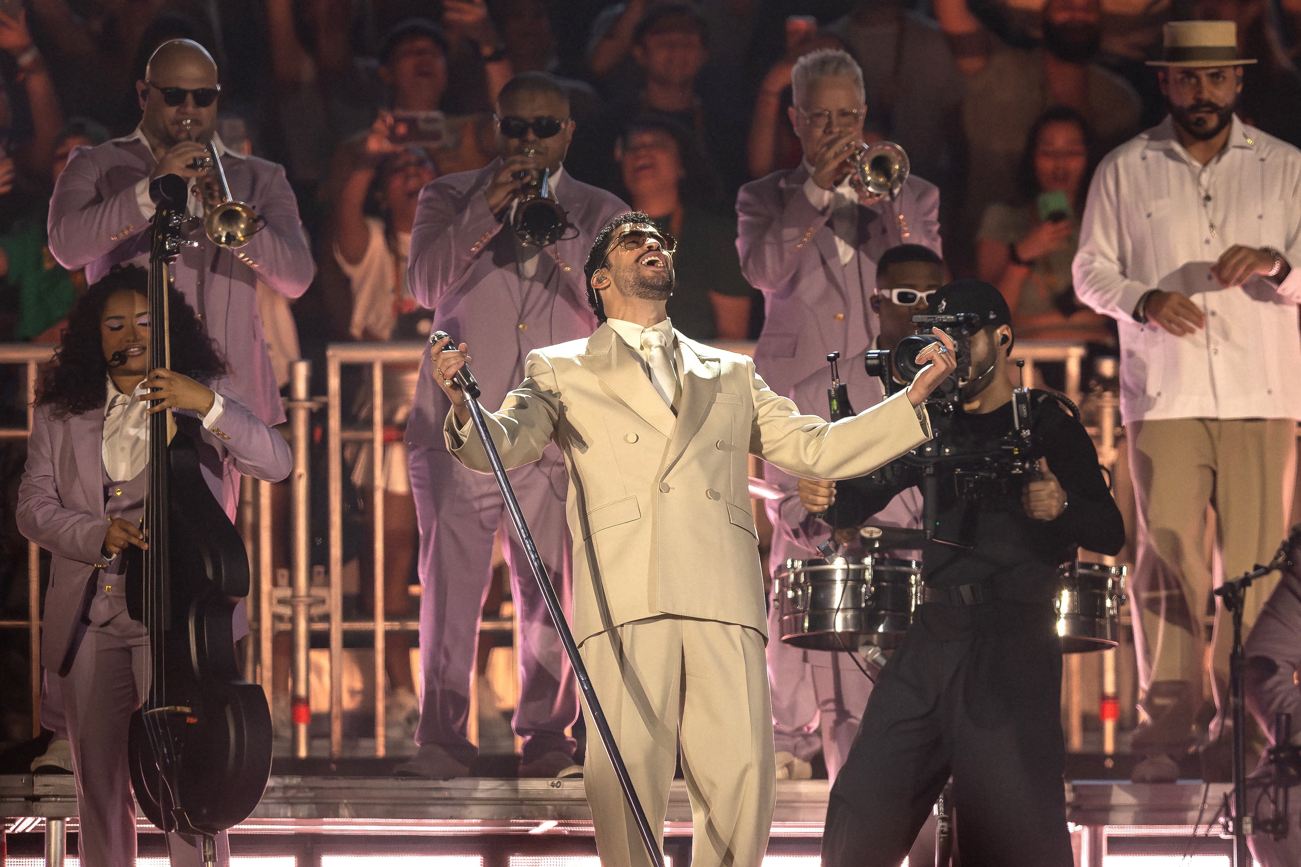 FOTODELDÍA AME7321. SAO PAULO (BRASIL), 20/02/2026.- El cantante puertorriqueño Bad Bunny reacciona durante un concierto de su gira DeBí TiRAR MáS FOToS World Tour este viernes, en el Allianz Parque en Sao Paulo (Brasil). EFE/ Isaac Fontana