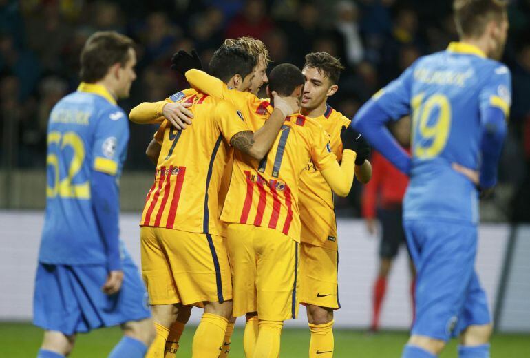 Ivan Rakitic celebra con sus compañeros uno de los dos goles que anotó en el Borisov Arena.