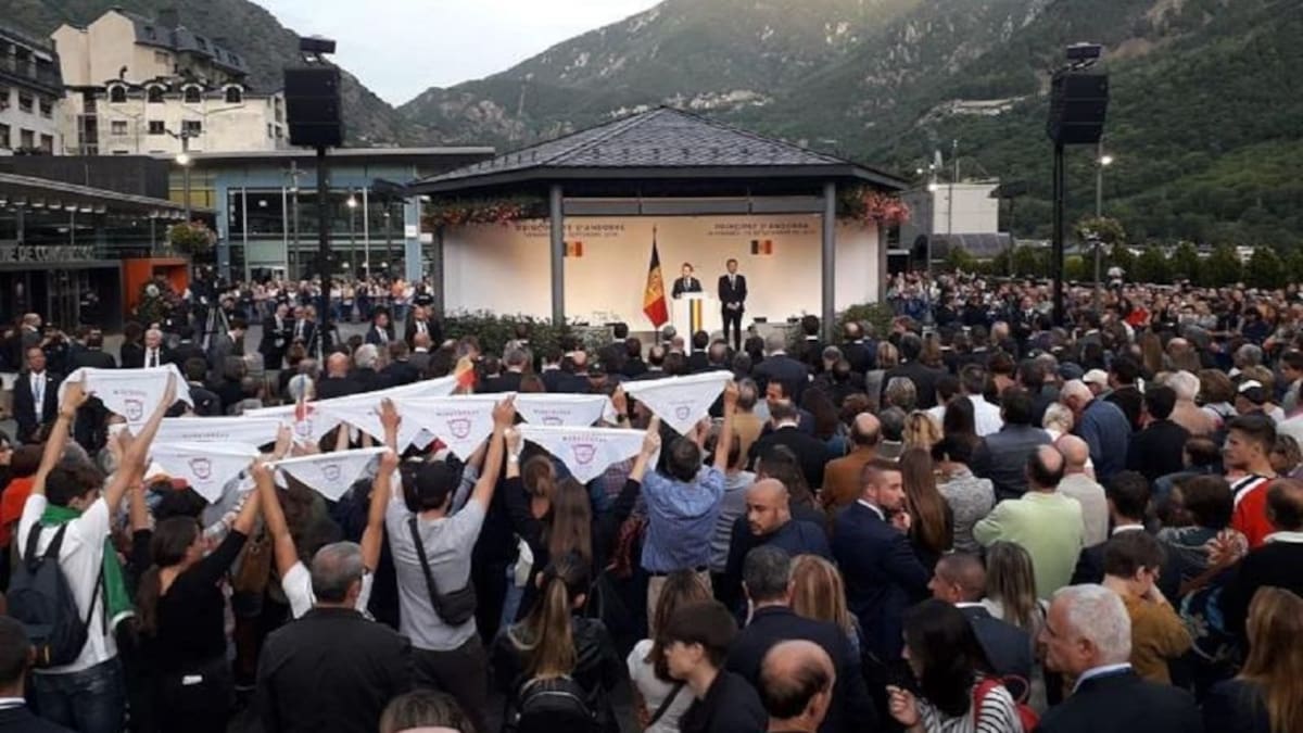 Tancament comercial per afavorir el seguiment del discurs de Macron a la plaça del Poble