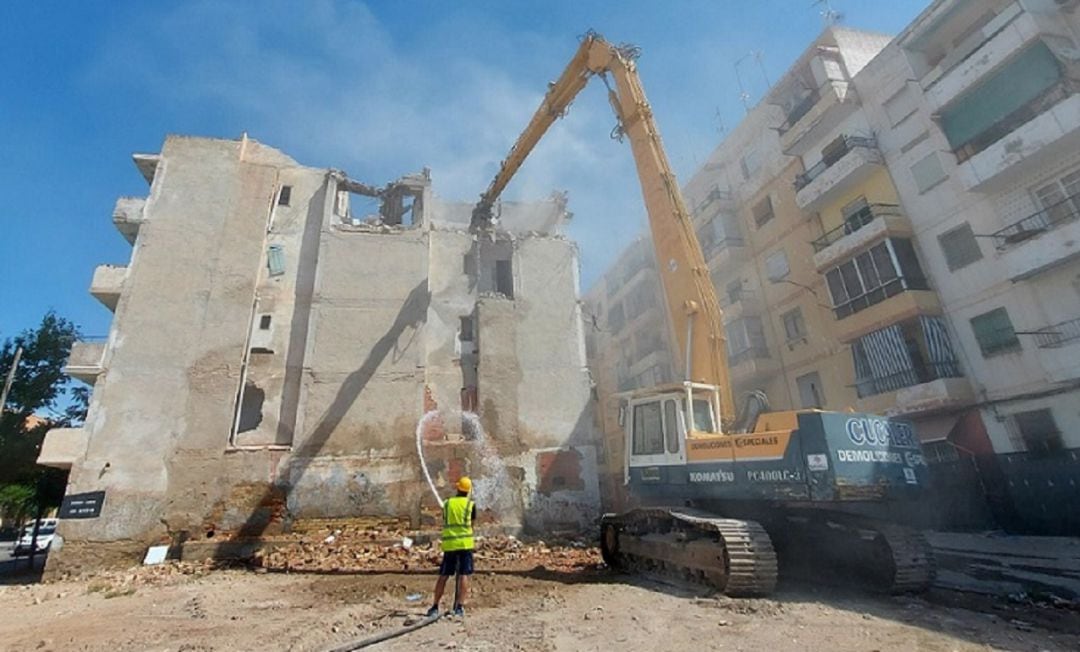 Este miércoles han comenzado los trabajos para derribar el edificio de Nou Alcolecha