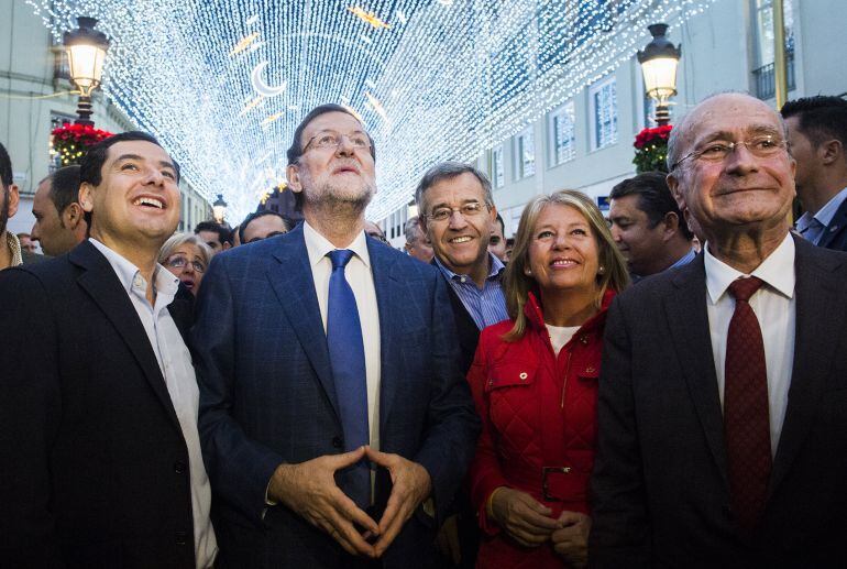El candidato del PP, Mariano Rajoy, durante su recorrido por calle Larios (Málaga)