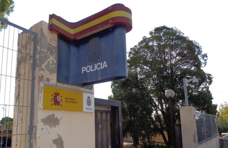Entrada de la Comisaría del Cuerpo Nacional de Policía de Aranda