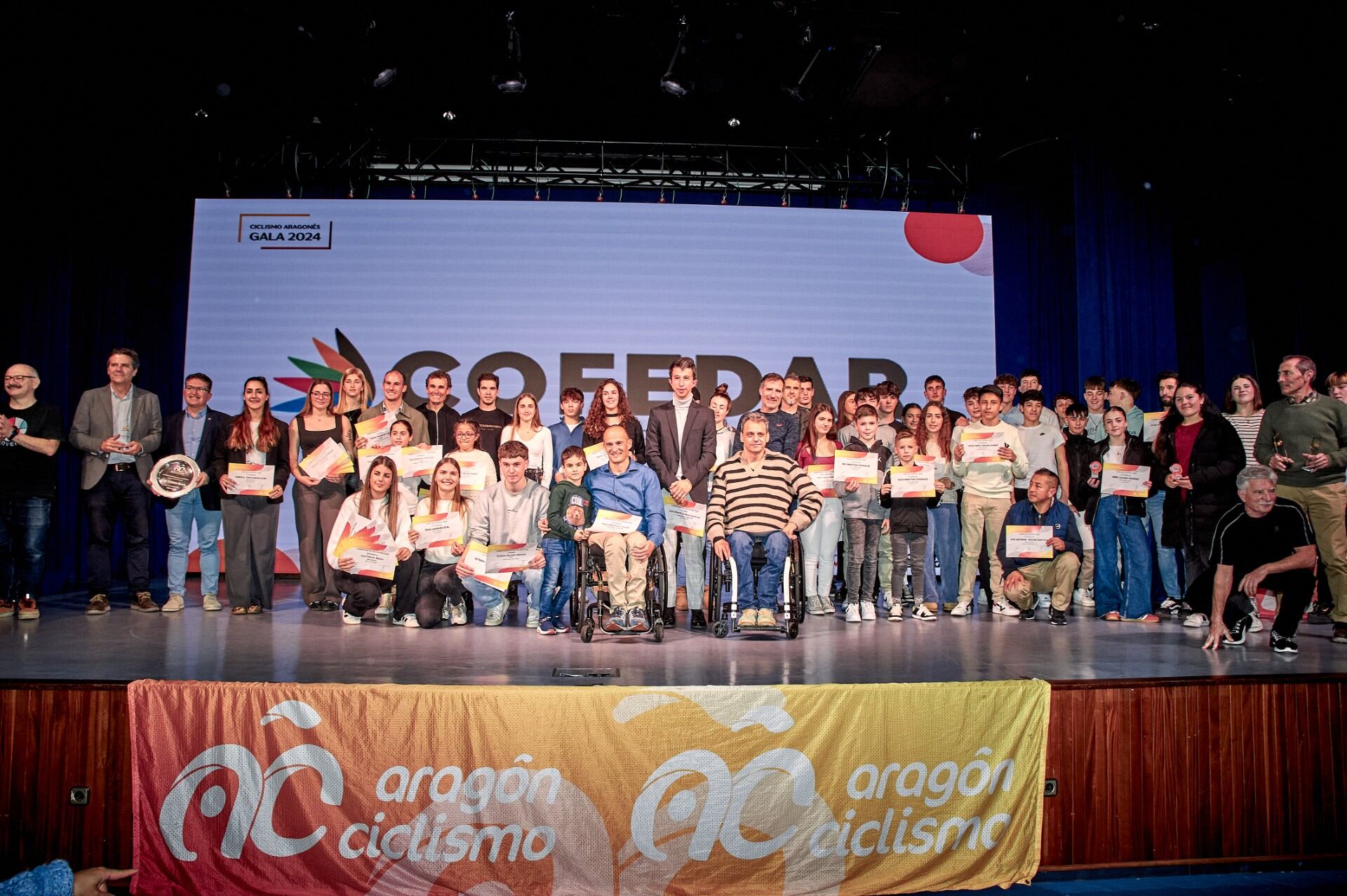 Foto de los premiados en la Gala del Ciclismo Aragonés 2024