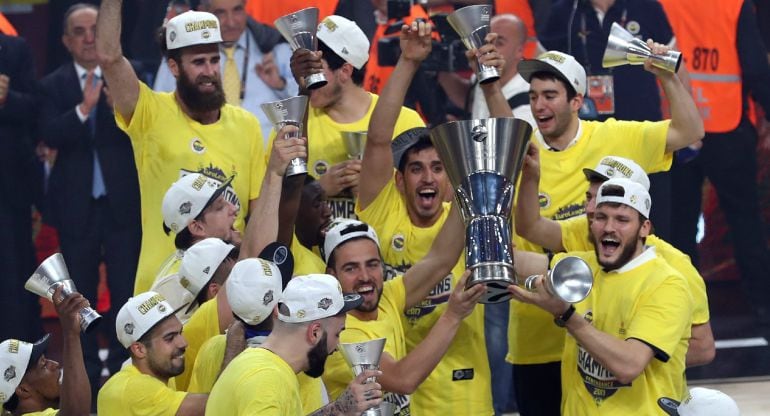 Los jugadores del Fenerbahce celebran el título europeo