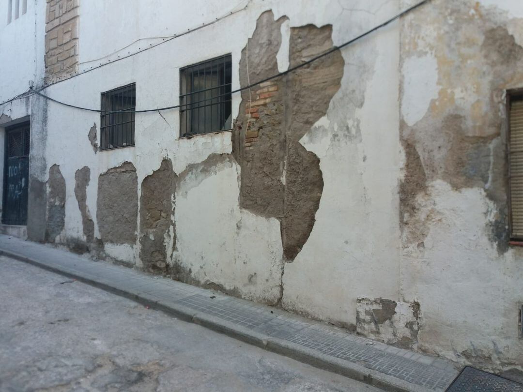 Estado en el que se encuentra la parde lteral del Mercado de Abastos, en la calle del Mercado