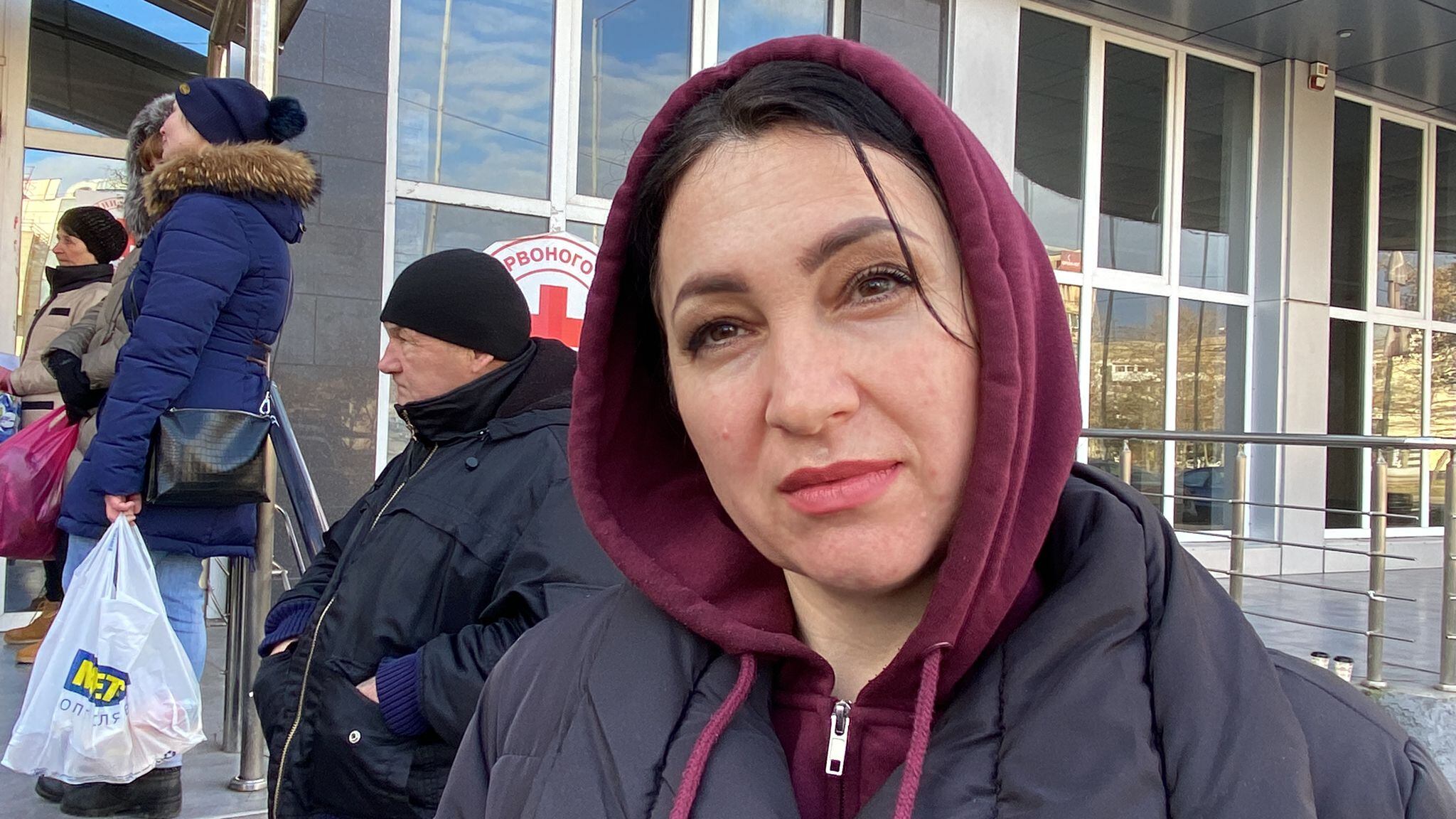 Oleksandra 42 años , dos hijas de 7 y 15 años. Está en la cola de reparto de comida de Cruz Roja en el centro de Mikolaiv.