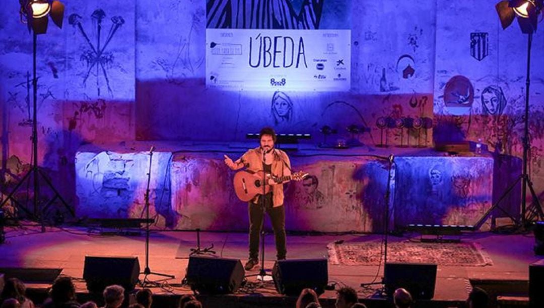 Un artista actúa en uno de los conciertos organizados en el marco de las jornadas &#039;Sabina por aquí&#039;.