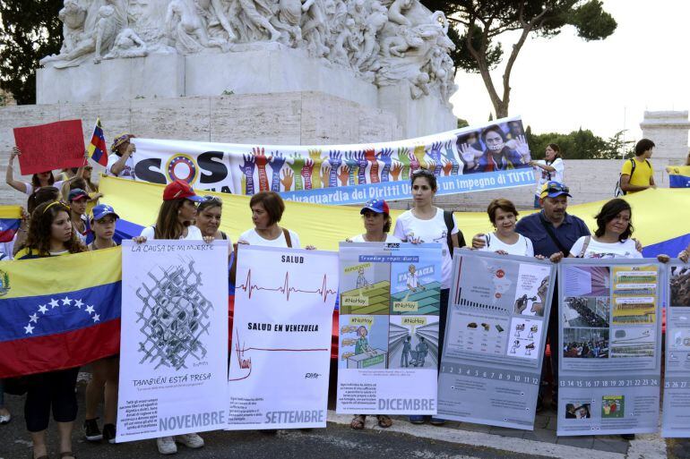 Alrededor de medio centenar de personas se han manifestado en Roma contra el presidente venezolano, Nicolás Maduro