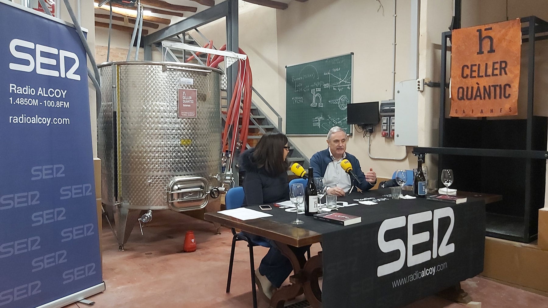 Juan Fuster, un dels convidats del programa especial de Radio Alcoy, com a amfitrió en el Celler Quàntic