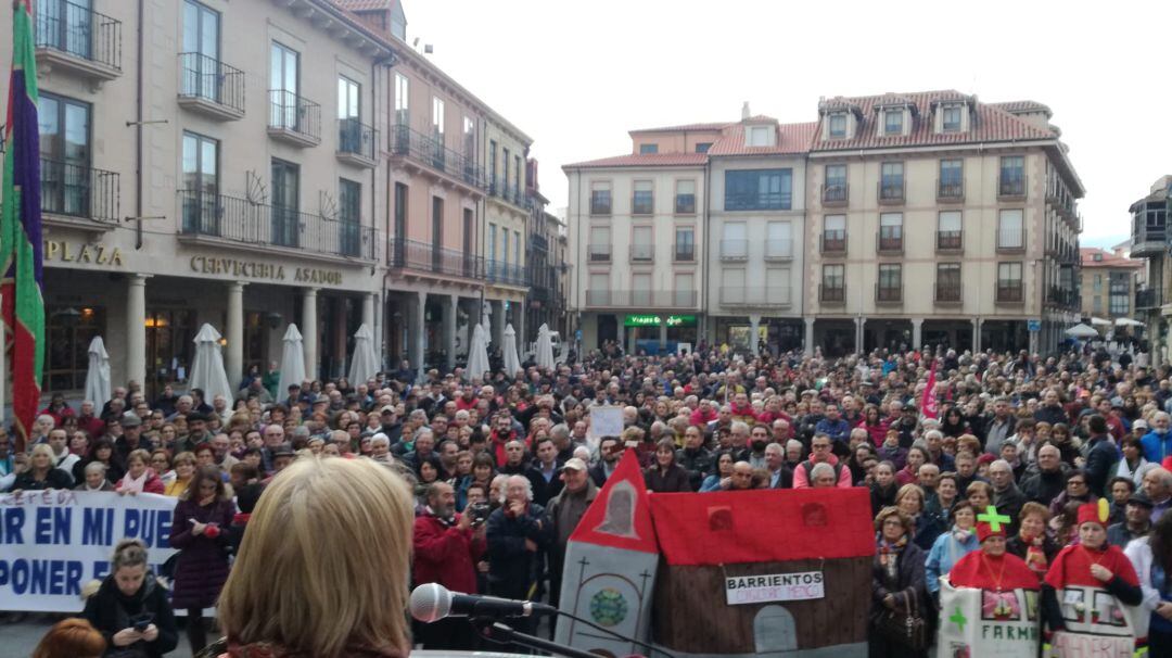 Cientos de personas se concentraban este sábado en la Plaza Mayor de Astorga 