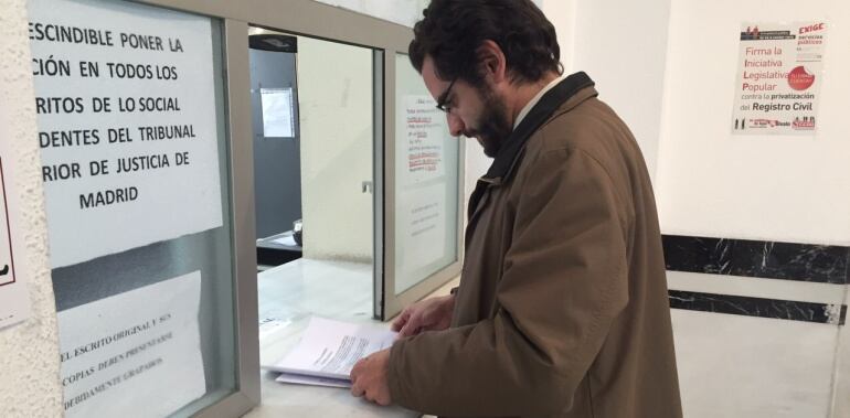 Eduardo Ranz registrando la denuncia contra Barberá