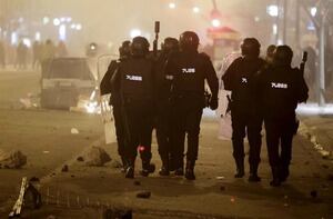 Los antidisturbios tratan de disolver la manifestación en el barrio de Gamonal.