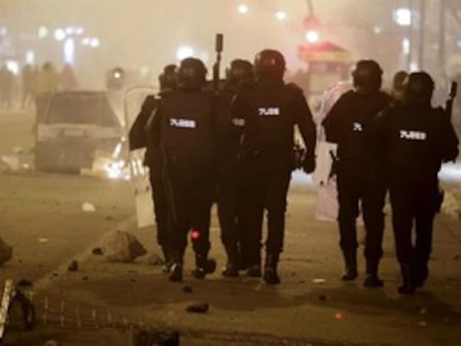 Los antidisturbios tratan de disolver la manifestación en el barrio de Gamonal.