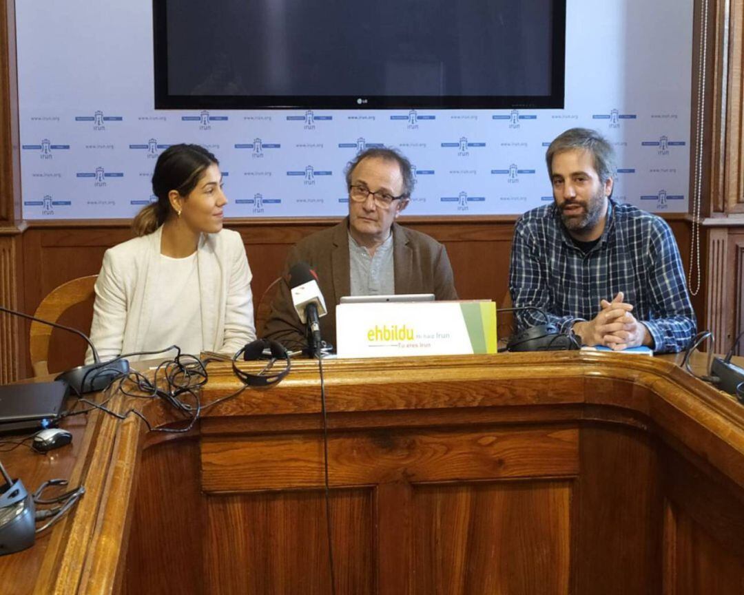 La concejal de EH Bildu, Ane Unanue, el portavoz, Jokin Melida y el exconcejal y miembro del grupo, Joxe Cayetano Diez  