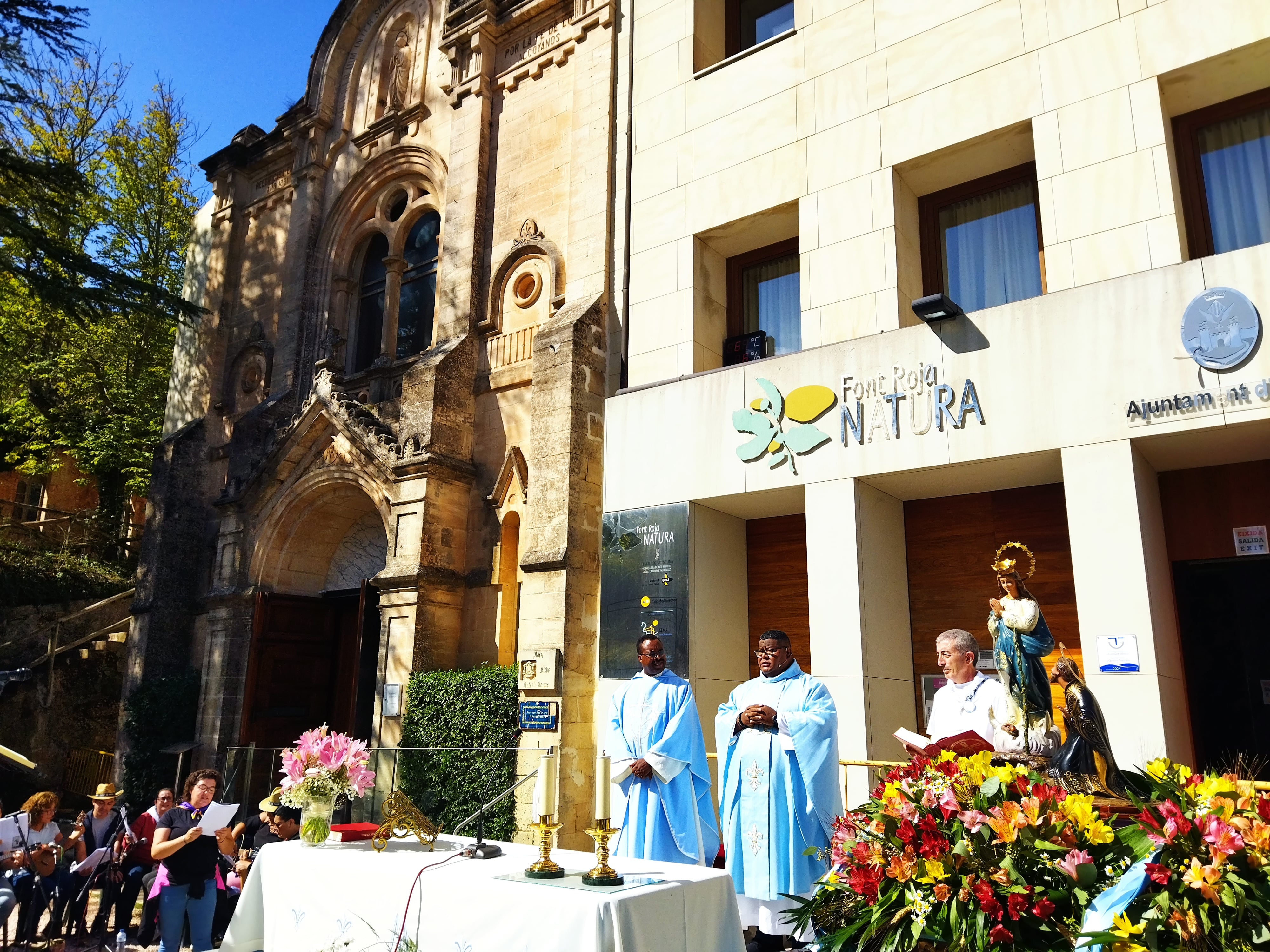 La Virgen de los Lirios preside la eucaristía celebrad este mediodía en la Font Roja.