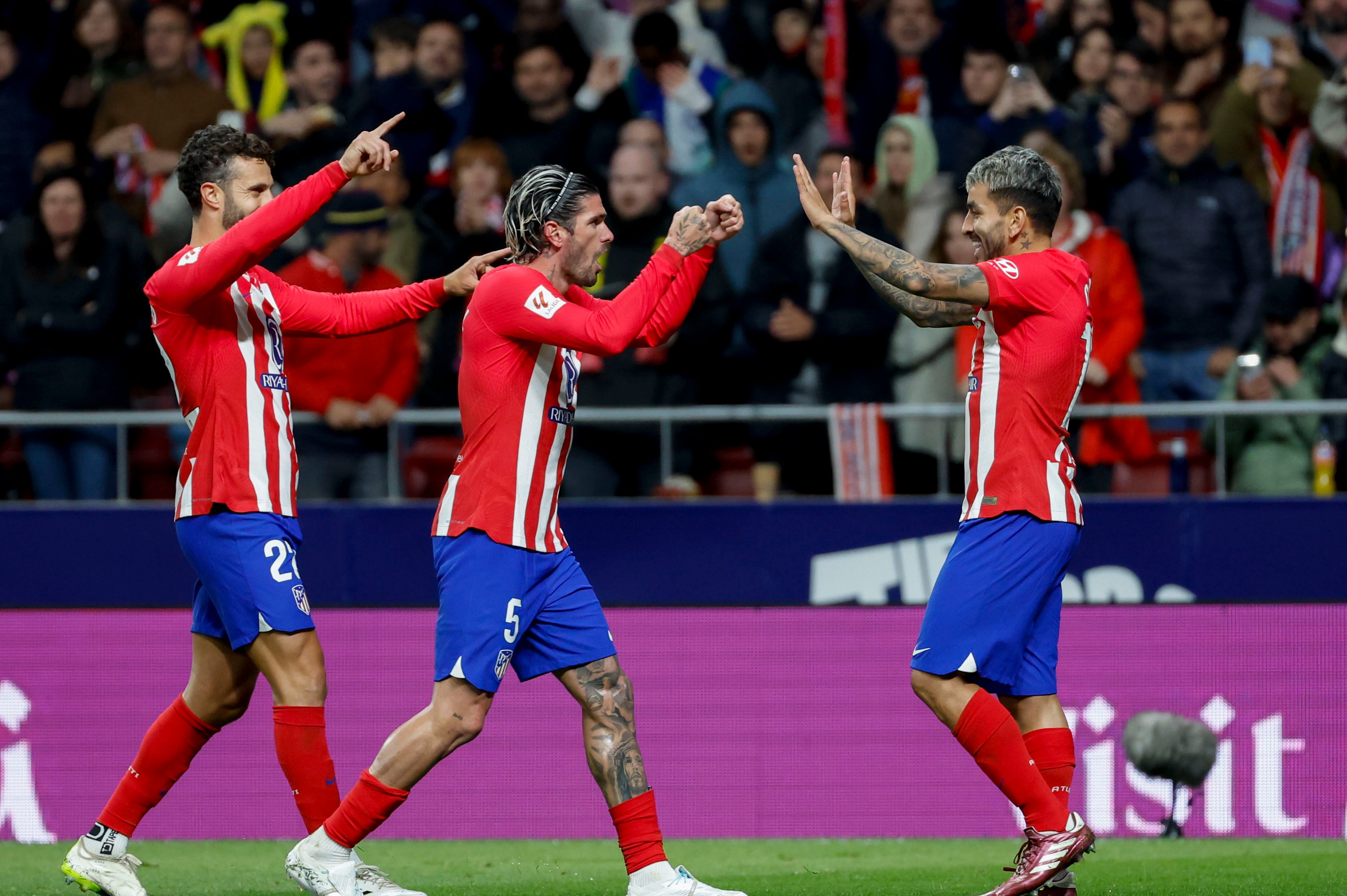 Los jugadores atléticos celebran uno de los goles contra el Athletic Club