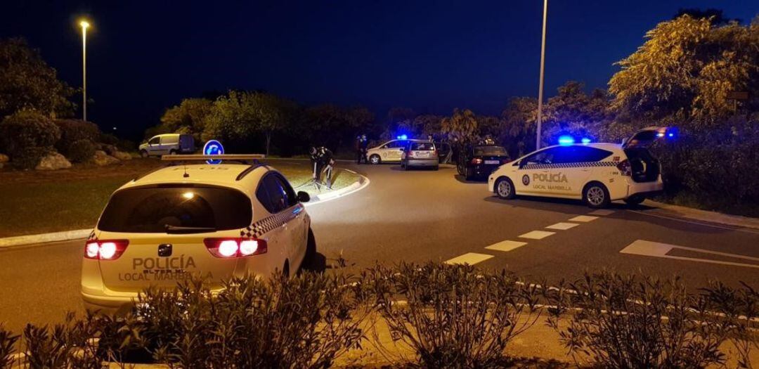 Agentes durante un control en Marbella (Málaga)