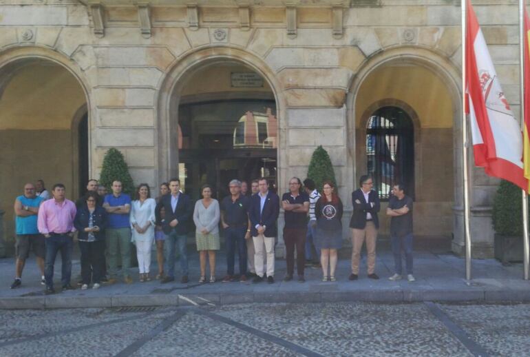 Minuto de silencio en la Plaza Mayor por las víctimas del atentado de Niza