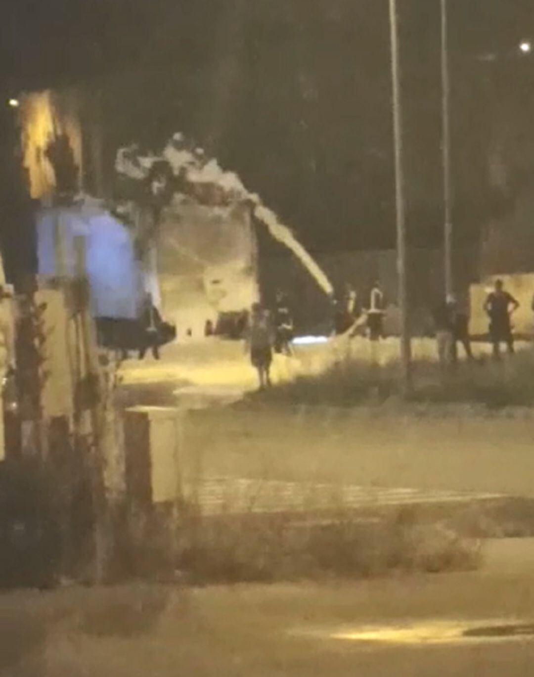 Bomberos sofocando el incendio de un camión en el Polígono de Hontoria